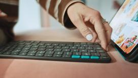 Logitech Flip Folio - Tastatur und Foliohülle - full size - kabellos - Bluetooth 5.1 LE - QWERTZ - Deutsch - Graphite - für Apple 10.9-inch iPad Air (5th generation)
