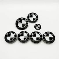 7 vnt. BMW emblemos rinkinys 56 mm 68 mm Automobilio ratų centriniai dangteliai 82 mm Automobilio priekinės gaubto emblema 74 mm Galinės bagažinės logotipas 45 mm Vairo lipdukas 82 74 45 56x4