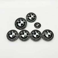 7 vnt. BMW emblemos rinkinys 56 mm 68 mm Automobilio ratų centriniai dangteliai 82 mm Automobilio priekinės gaubto emblema 74 mm Galinės bagažinės logotipas 45 mm Vairo lipdukas 82 82 45 56x4