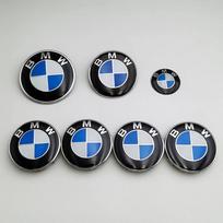 7 vnt. BMW emblemos rinkinys 82 mm 74 mm 45 mm 56 mm 68 mm Automobilio priekinio dangčio logotipas Galinės bagažinės ženklelis Ratų centrinių dangtelių lipdukas ant vairo 82 82 56x4 45