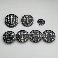 7 vnt. BMW emblemos rinkinys 82 mm 74 mm 45 mm 56 mm 68 mm Automobilio priekinio dangčio logotipas Galinės bagažinės ženklelis Ratų centrinių dangtelių lipdukas ant vairo 82 74 56x4 45