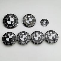 7 vnt. BMW emblemos rinkinys 82 mm 74 mm 45 mm 56 mm 68 mm Automobilio priekinio dangčio logotipas Galinės bagažinės ženklelis Ratų centrinių dangtelių lipdukas ant vairo 82 74 56x4 45