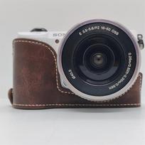 PU Odos Fotoaparato Pusės Dėklas Sony A5000 A5100 Su Baterijos Anga Apatinis Dangtelis juoda