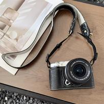 Rankų darbo PU odos pusiau dėklas Fujifilm XM5 Fuji X-M5 kamerai, dugno baterijos skyrelio dangtelis su dirželiu