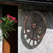 Dekoratyvinis vežimo ratas sodui 76x76x3,5cm., rudos spalvos