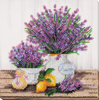Karoliukų siuvinėjimo rinkinys „Levandų aromatas“ – natiurmorto paveikslas 20x20 cm