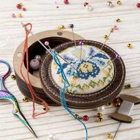 Siuvinėjimo adatinės ir adatų pagalvėlės rinkinys „Vilkdalgiai“ kryželiui – Wonderland Crafts