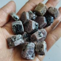 Natūralūs tikri rubino korundo akmenys, rubino brangakmenių akmenys papuošalams, netaisyklingi ultravioletiniai fluorescuojantys akmenys ir kristalai Irregular shape