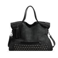 Moteriška odinė peties rankinė su kniedėmis ir kutais Moteriška nešiojama crossbody tote rankinė juoda