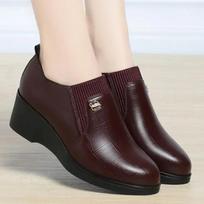 Hot Selling Slope Heel Leather Shoes 2025 New Middle-aged and Elderly Women's Shoe Soft Leather Mother's Shoes Spring and Autumn 35 raudona