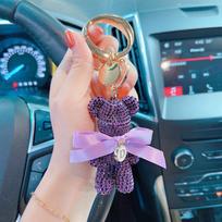 Madingas deimantinis meškiuko raktų pakabukas su kūrybinga raide ir dideliu apvaliu užsegimu krepšiams tamsiai violetine spalva