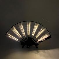 Sulankstomas rankinis ventiliatorius su LED šviesa švytinčiu fluorescenciniu spalvos pasikeitimo ventiliatoriumi naktiniam pasirodymui Dj Bar Club kambario vakarėliui dekoruoti kukurūzų šilkas