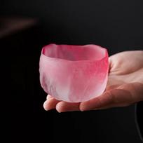 Japoniško stiliaus rožinė sakura krištolinė arbatos puodelio taurė – Spalvoto glazūruoto sakės puodelio su emalio gėlių raštu ir padėkliuku Glacier Cup