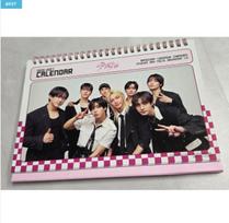 Stray Kids 2026–2027 stalo kalendorius – dvipusis, nuotraukų knygos stiliaus (Atsitiktiniai vaizdai) Pink calendar 23 × 18 cm