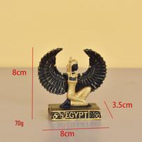 Tarptautinė Egipto deivės Izidės dervos skulptūra: Sparnuotas, klūpantis ant žemės ornamentas.