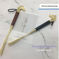 Metalinis batų ragas su raišteliu: 32 cm ilgio rankena su arkliuko galvute patogiam batų užsidėjimui Horse Head Shoehorn (Red Wood)