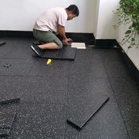 Lauko sporto salės sujungiamoji guminė grindų danga