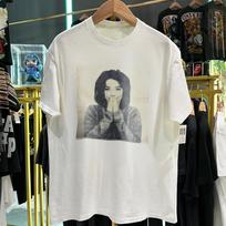 1993 m. Björk debiuto „Grail“ retais baltais marškinėliais su dideliais vyriškais unisex marškinėliais XXXXL