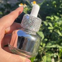 Stiklinis buteliukas su deimantais inkrustuotu lašintuvu - 30 ml aukštos klasės prabangus konteineris kvepalams ir odos priežiūros eteriniams aliejams diamond cap balta