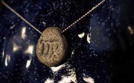 Rankų darbo keramikinis pakabukas „Zodiako ženklas mergelė“ su sidabrine grandinėle