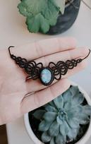 Macrame kaklo papuošalas su Mėnulio akmeniu