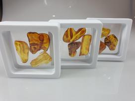 gintaro gabalėliai gintaro grynuoliai dėžutėje