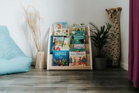 Montessori knygų lentyna su knygų saugykla
