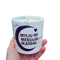 Dovana dėžutėje žvakė su užrašu Myliu iki mėnulio ir atgal