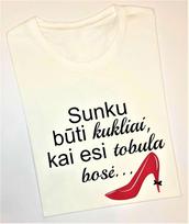 Marškinėliai: Sunku būti kukliai, kai esi tobula bosė