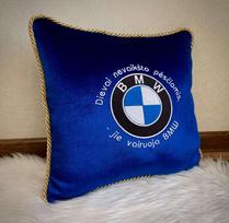 Pagalvė: Dievai nevaikšto pėsčiomis, jie vairuoja BMW