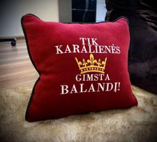 Pagalvė „Tik karalienės gimsta balandį!"