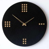 Sieninis medinis su juodos spalvos veliūru laikrodis DOTS