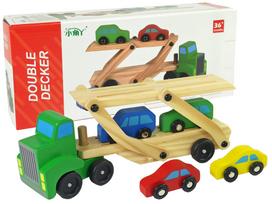 Medinis žalias sunkvežimis su traliuku ir automobiliais