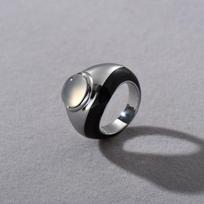 Aukščiausios kokybės metalinis platinos spalvos vario padengtas žiedas su juodu lašiniu glazūros intarpu ir baltu chalcedonu Madingas asmenybės unikalus žiedas moterims