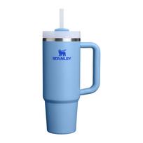Mėlynos spalvos iš nerūdijančio plieno su šiaudeliu termosas 890 ml Quencher H2.O FlowState™ Tumbler Blue Sky – Stanley