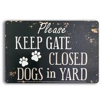 Metalinis ženklas Rustiškas Prašome laikyti vartus uždarytus Šunys kieme Metalo ženklas    Atsparus orams Geležinis sienos menas su letenų atspaudais namams 20x30cm（7.8x11.8inch）