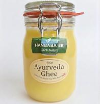 "Hasanbaba Ayurveda Ghee" - aukščiausios kokybės nuskaidrintas sviestas, pagamintas iš 5x aukso apdovanojimą pelniusio šieno pieno sviesto - 100 % rankų darbo ir išpilstytas į aplinkai draugišką supamą indą, be laktozės (900 g, Sennerei)