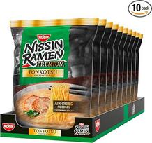 "Nissin Ramen Premium" - "Tonkotsu", 10 vnt., ore džiovinti japoniški greito paruošimo makaronai su autentišku "Tonkotsu" skoniu, džiovintais porais ir sezamo sėklomis (10 x 88,5 g)