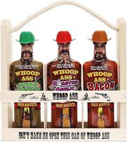 "Whoop Ass Hot Sauce" dovanų rinkinys - medinėje dėžutėje! Visi trys "Whoop Ass Hot Sauce Cowboys" kaubojai susibūrę į vietinį salioną, ir jie yra labai karšti. Saugokis, drauguži! Puiki dovana