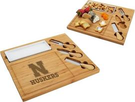"Picnic at Ascot" oficialiai licencijuota NCAA "Nebraska Cornhuskers" bambukinė sūrio ir mėsos lenta su peilių rinkiniu ir sūrio žymekliais