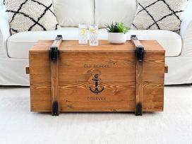 Uncle Joe´s Old School kavos staliukas Skrynios stalas Vintage Shabby Chic stiliaus Medžio masyvo rudos spalvos su laikymo vieta ir dangčiu Medinė dėžutė Šalutinis stalas Kaimo namų svetainės stalas Medinis stalas Riešutmedžio stalas