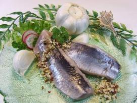 "Matjes" česnakinės filė - "Matjes" fermentiniu būdu brandinta silkė - skani, švelniai sūdyta, tvirto kąsnio, su stipriu česnaku - 2250 g