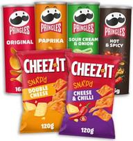 "Pringles Original", "Pepper", "Sour Cream & Onion", "Hot & Spicy" (4 x 165 g) ir "Cheez-It Snap'd Double Cheese" bei "Cheese & Chilli" (2 x 120 g) - traškių traškučių ir keptų sūrio traškučių užkandžių rinkinys