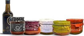 Gourmet Pack 6. Troškinta jaučio uodega 640g + Kiaulienos skruostai baltajame vyne 440g + Sraigių padažas 550g + Kiaulienos kojų grybų padažas 610g + Tripe kumpio, chorizo, juodosios dešros padažas 560g + AOVE 500ml