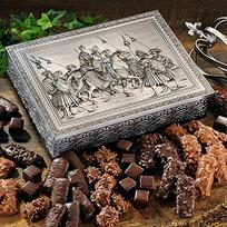 Kalėdinė sausainių skrynia "Imperial Chest" (1 kg, matmenys: 31 x 23 x 8 cm) Sidabrinė skrynia su labai detaliais įspaudais vaizduoja karališkąją porą ant žirgų ir palydą.
