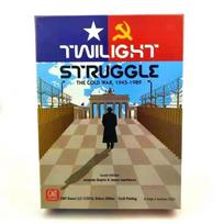 Patirkite Šaltojo karo jaudulį su stalo žaidimu „Twilight Struggle“ šeimos vakarui