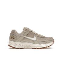 Nike Air Zoom Vomero 5 FZ3780-101 (Light Orewood Brown) - Sail Metallic Silver - Gum Medium Brown - Moterims - 447677-001 44 gray
