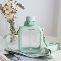 1 vnt. 700 ml naujas plastikinis vandens buteliukas mergaitėms Kawaii studentas atidaromas vasarinis mergaičių mielas įstrižas dirželis plastikinis plokščias vandens buteliukas kvadratinis gėrimo puodelis violetinė