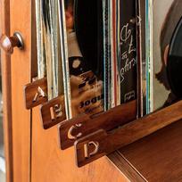 26 vnt. vinilinių plokštelių dalikliai, abėcėliniai vinilinių plokštelių laikymo dalikliai A-Z, mediniai plokštelių dalikliai, 26 plokštelių laikiklis organizatorius 26PCS