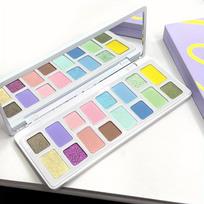 16 spalvų makarūnų šešėlių paletė. Ryškūs matiniai ir blizgūs finišai stulbinančiam Cut Crease makiažui. Blizgūs šešėliai kasdieniam makiažui. white